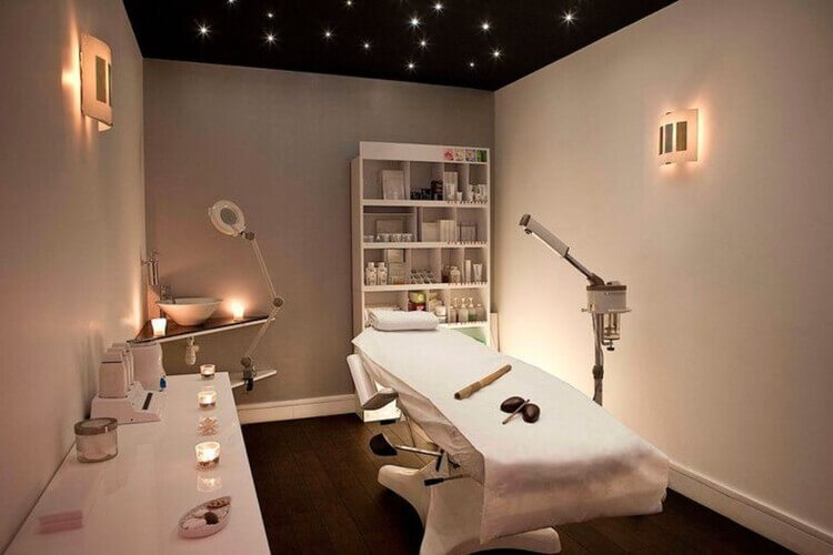 Không nên treo quá nhiều tranh ảnh trên tường