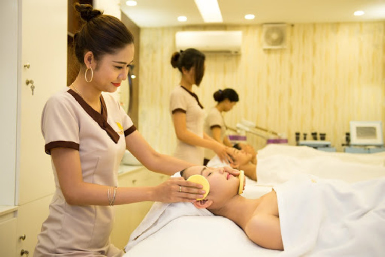 Kỹ thuật viên spa là người trực tiếp chăm sóc và trị liệu cho khách hàng