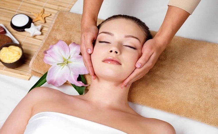 Kỹ thuật viên spa cần bảo đảm đồng phục theo đúng quy định trong giờ làm việc