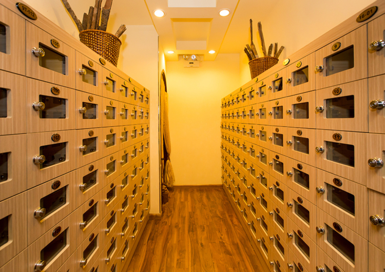 Tủ locker dành cho spa và sauna thường được sử dụng để chứa áo choàng, dép cũng như xà phòng, dầu gội và các vật dụng khác