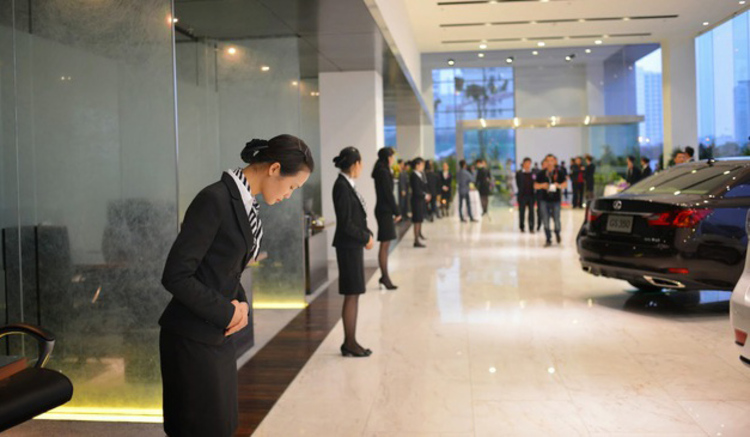 Nhân viên showroom là người tiếp xúc trực tiếp với khách hàng, tư vấn, giới thiệu sản phẩm