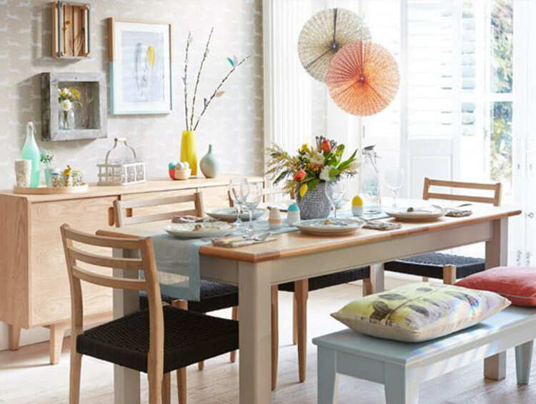Hoa tươi là vật không thể thiếu khi trang trí bàn ăn