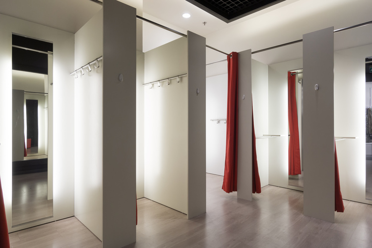 Kích thước phòng thử đồ tùy thuộc vào diện tích cửa hàng