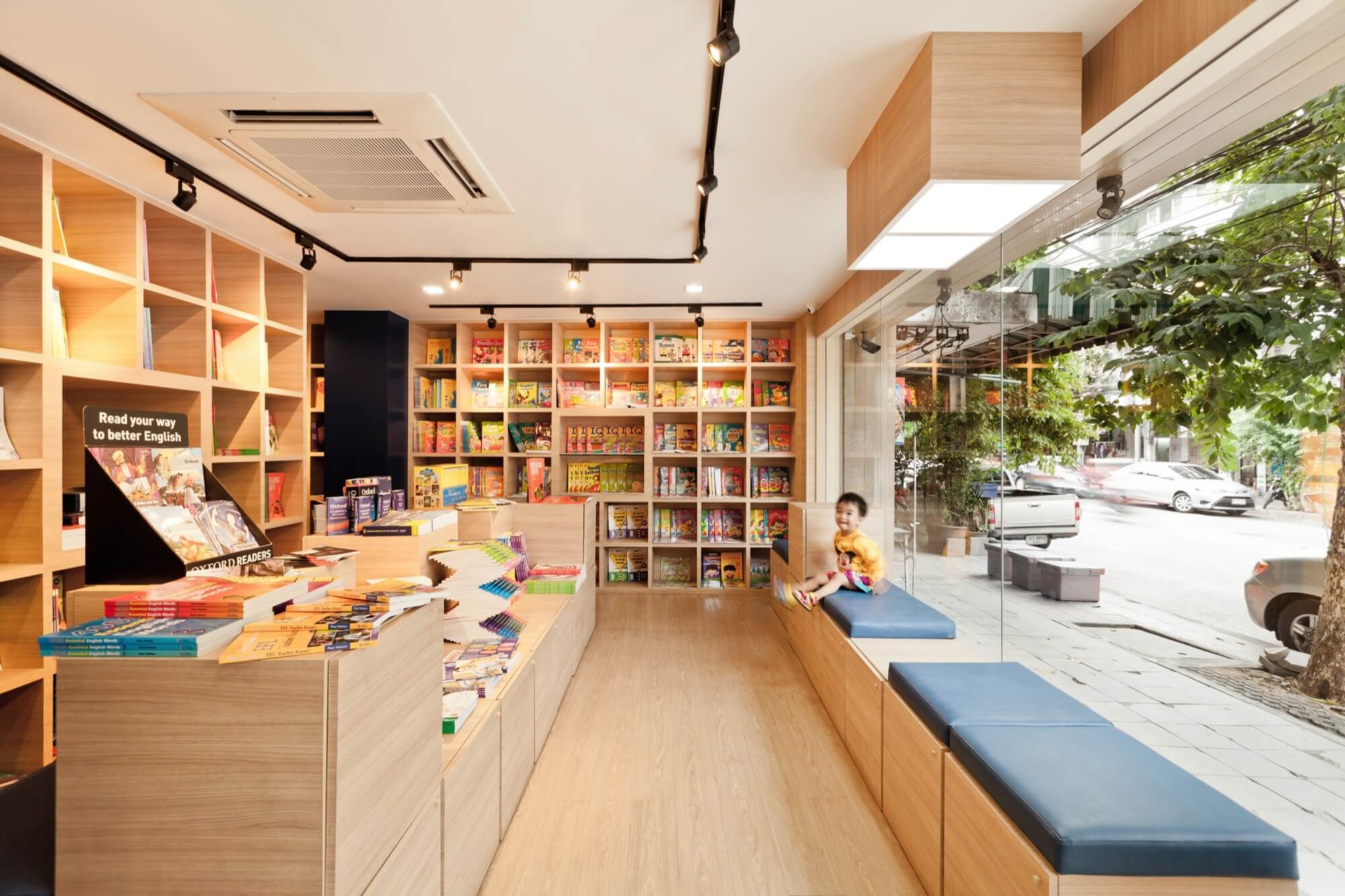 Mặt tiền cửa hàng văn phòng phẩm thường sử dụng cửa kính lớn để show sản phẩm cho người mua 