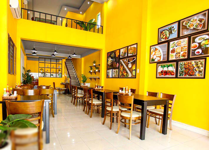 Màu sắc chủ đạo có thể dựa vào màu thương hiệu, màu nổi bật lên phong cách của quán