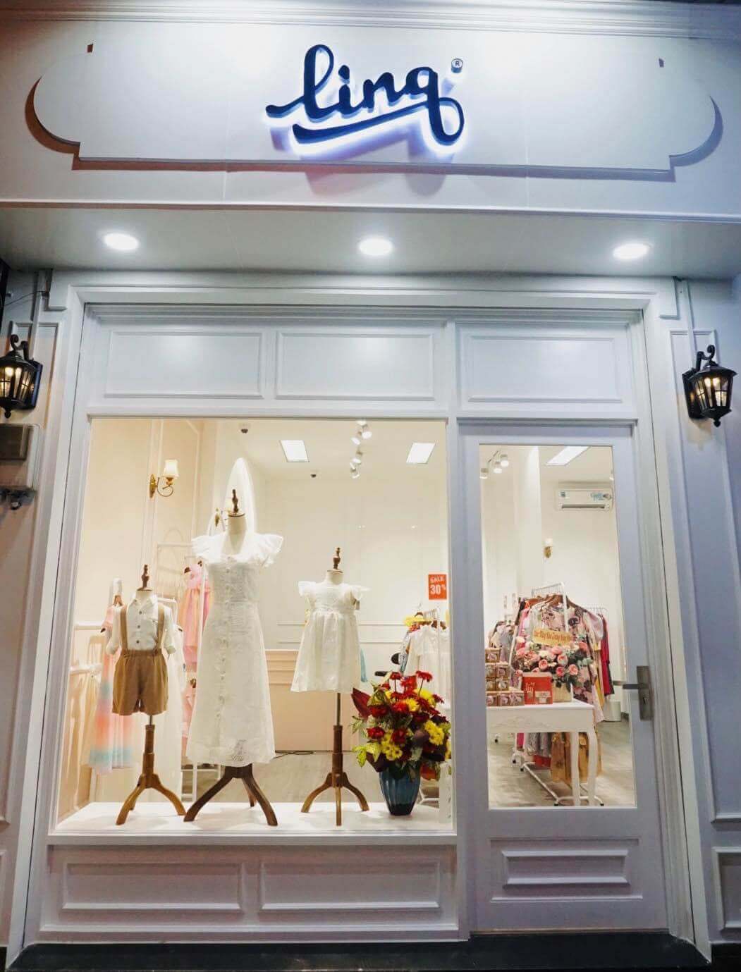 Nên thiết kế cửa ra vào làm bằng chất liệu kính trong suốt để show được sản phẩm cho khách hàng ngay cả khi họ chưa bước chân vào