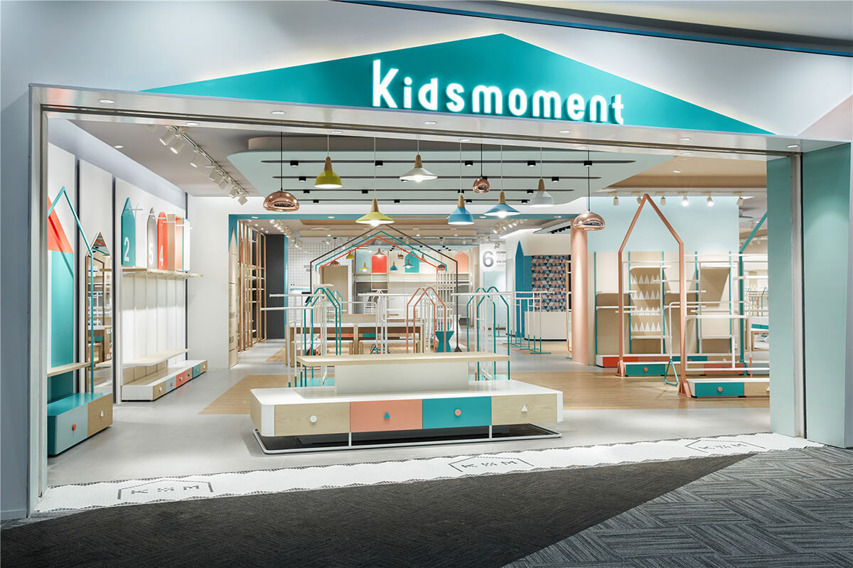 Tận dụng cửa kính để show các sản phẩm nổi trội của shop cho khách hàng dù họ chưa đặt chân vào shop