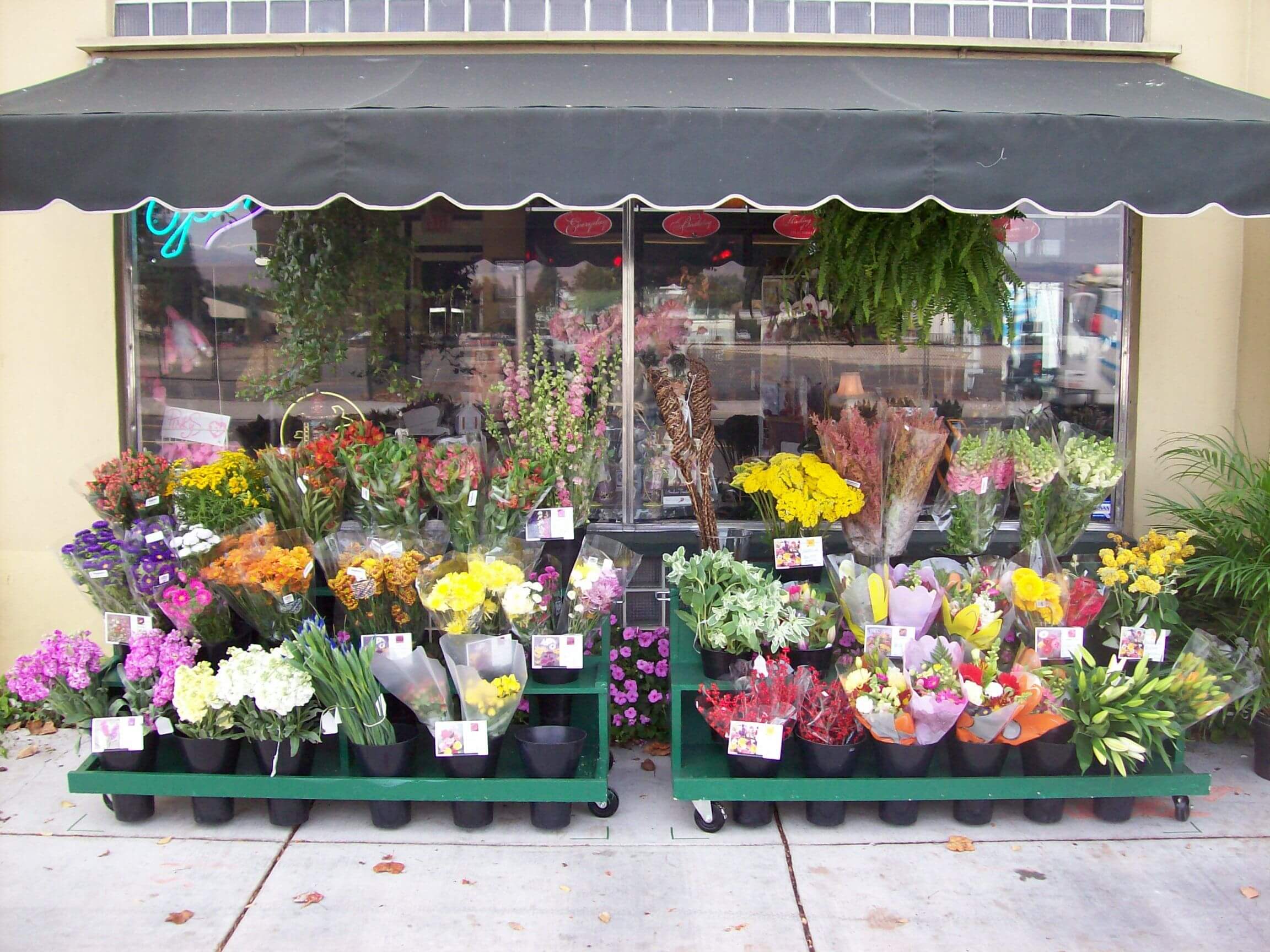 Trưng bày thật nhiều hoa tươi mặt tiền shop