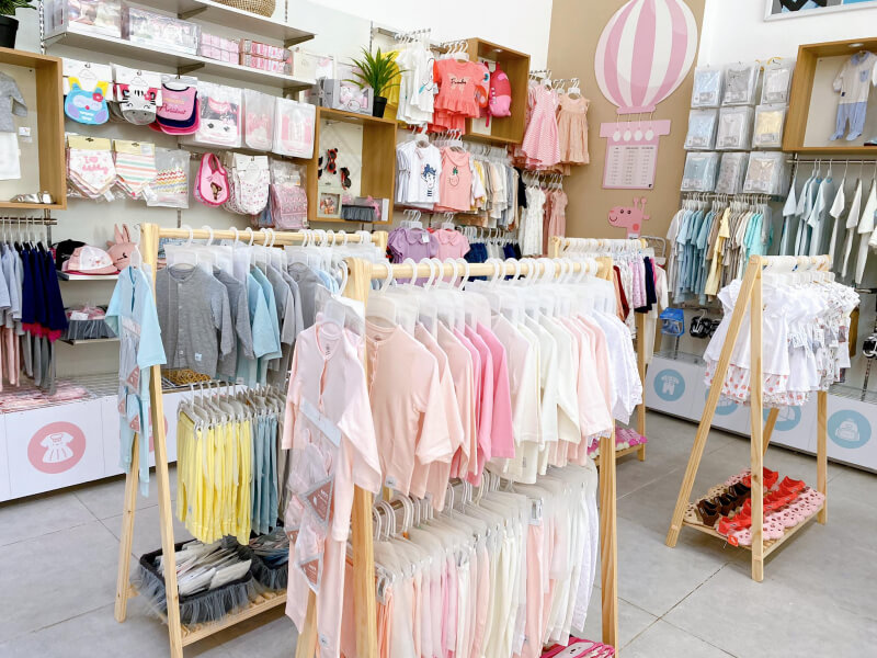 mẫu thiết kế shop quần áo trẻ em Pendecor