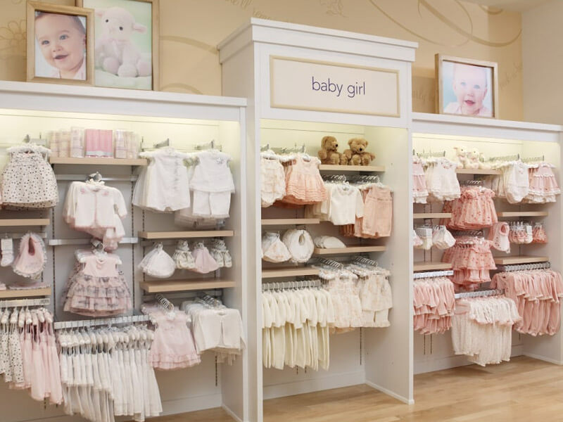 cách trang trí cửa hàng quần áo trẻ em - Pendecor