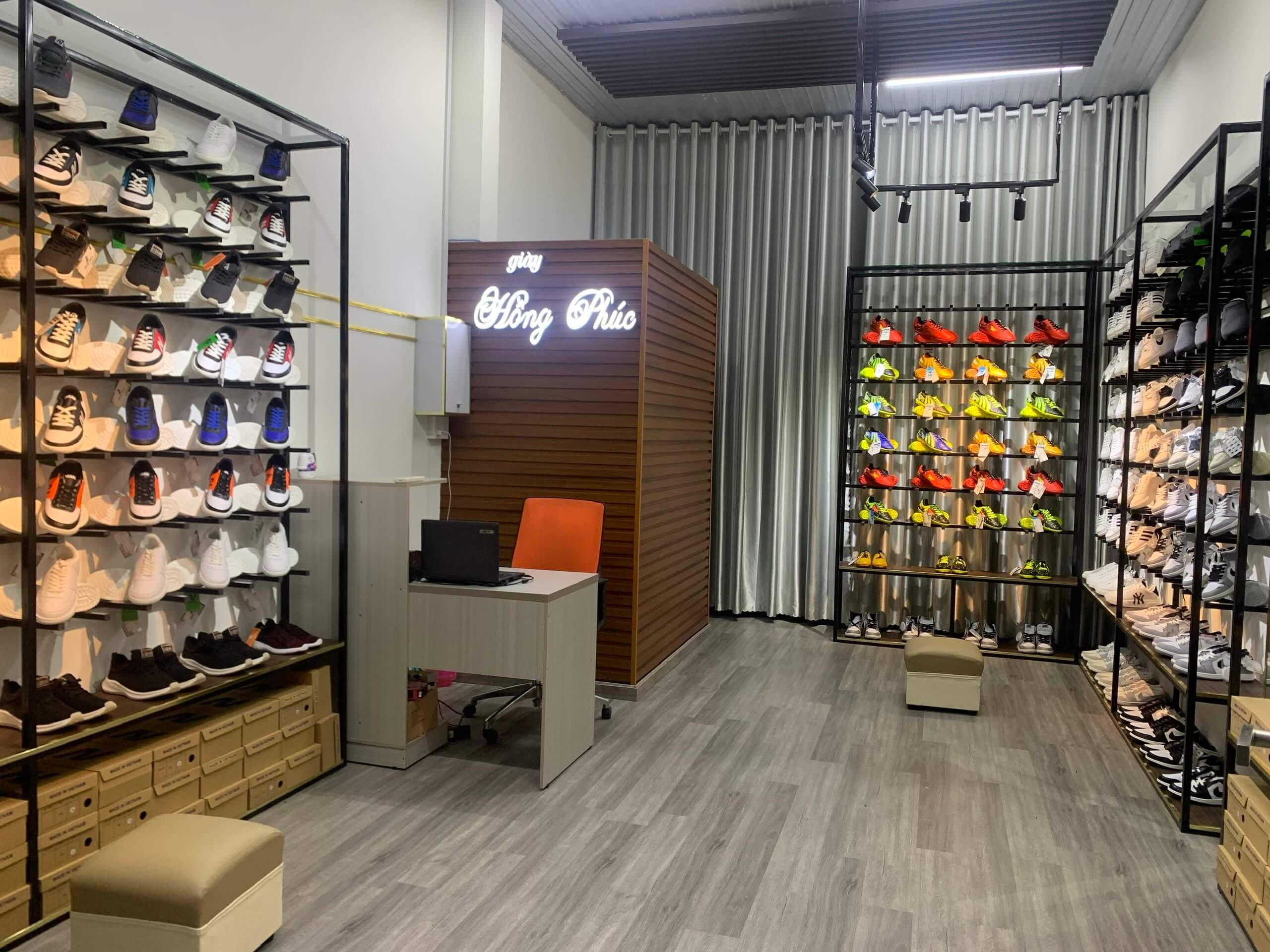 trang trí shop giày dép Pendecor