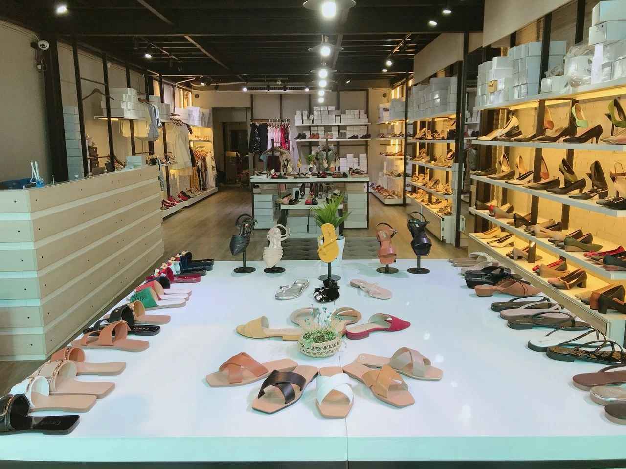 trang trí shop giày dép Pendecor