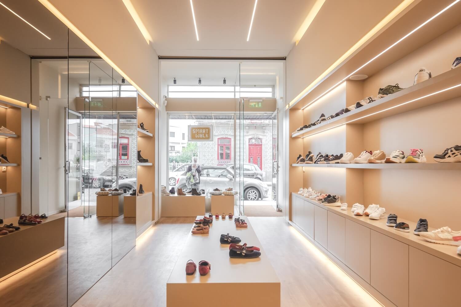 nội thất shop giày trẻ em Pendecor