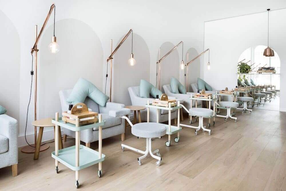 thiết kế tiệm nail mệnh kim Pendecor