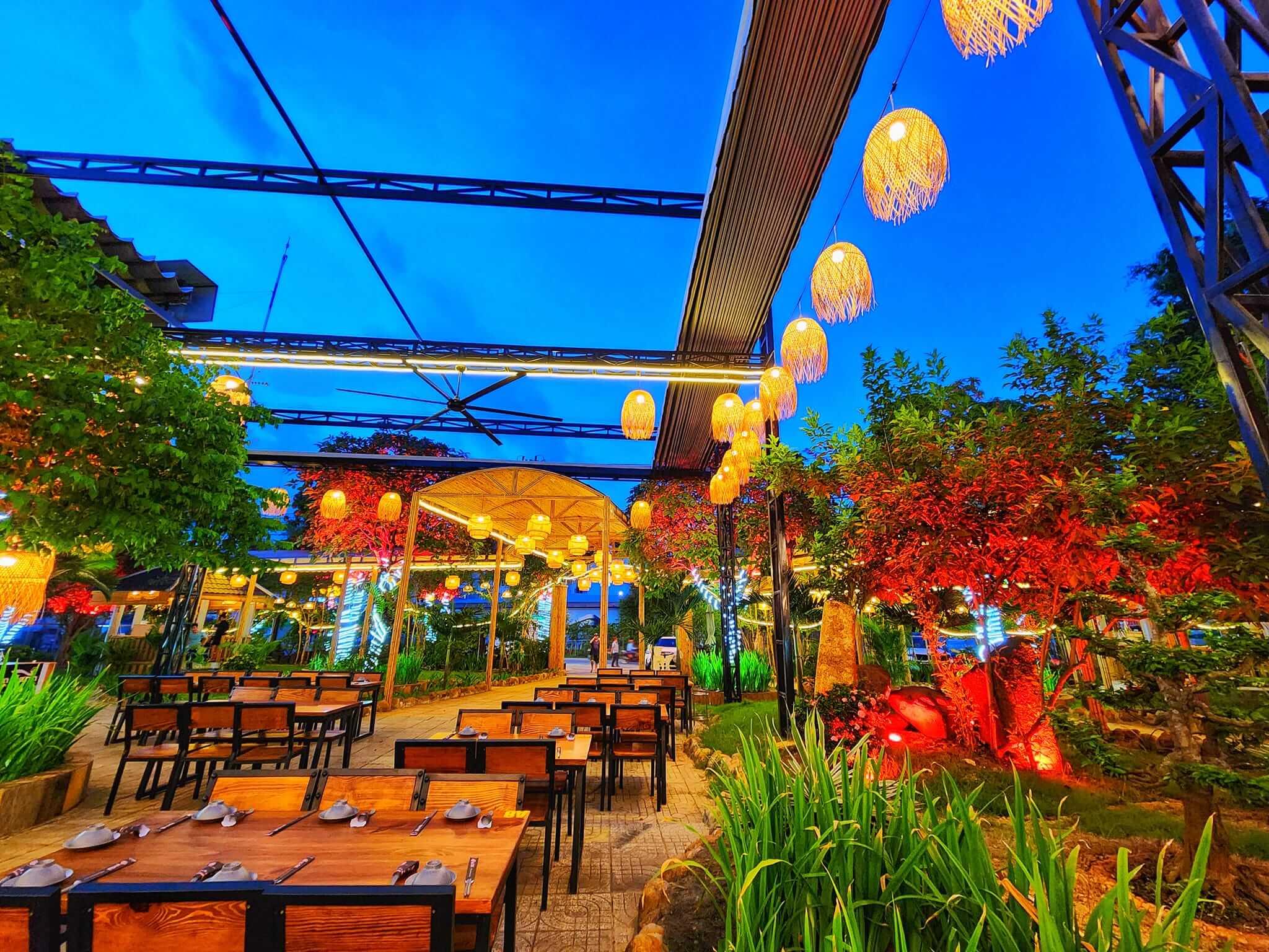 thiết kế quán bia ngoài trời Pendecor